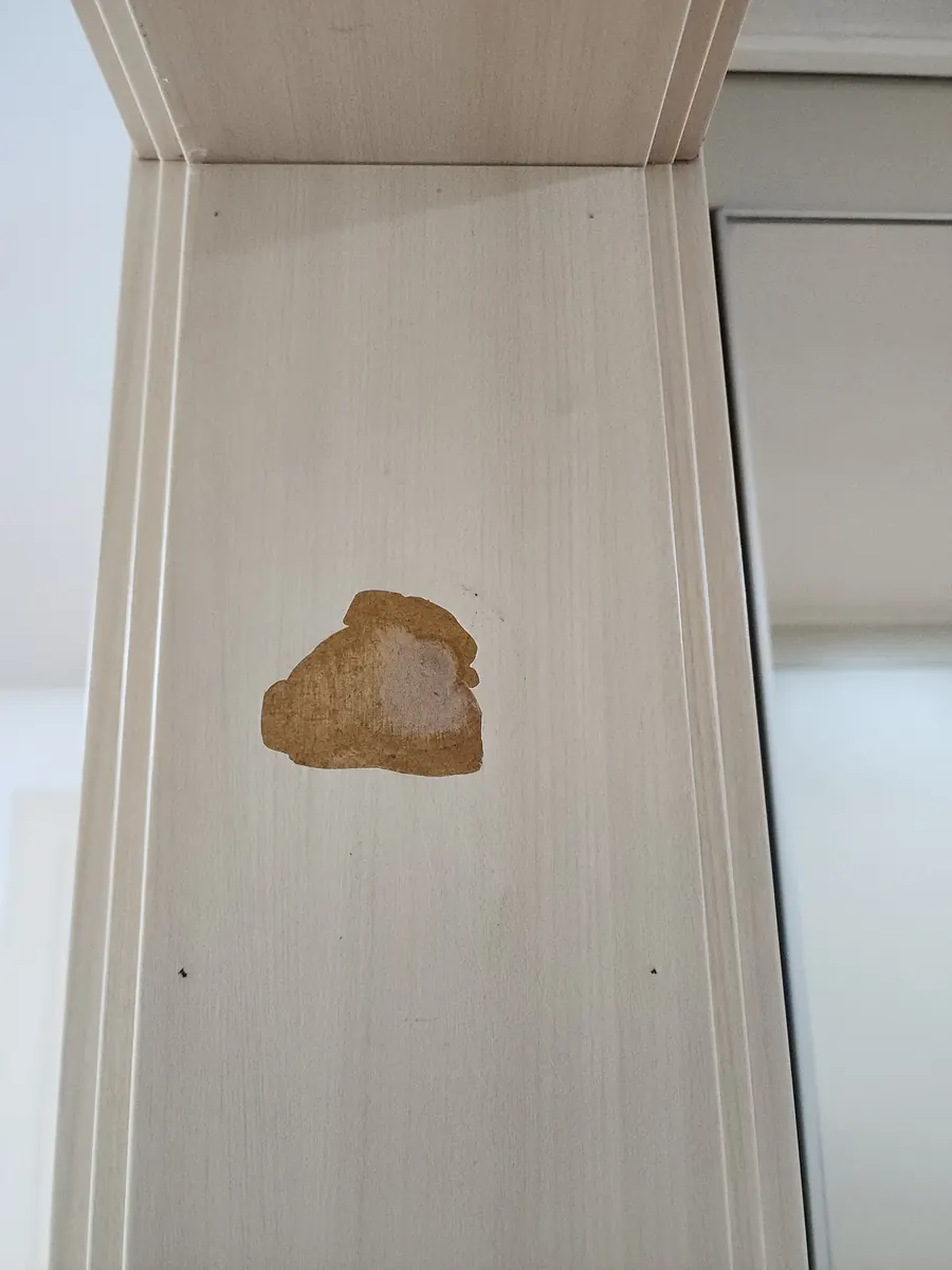문틀 찍힘 — 자국 둘레를 정리한 모습