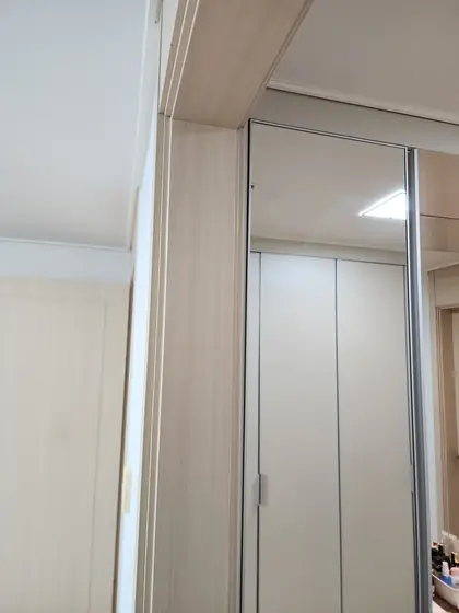 문틀 찍힘 — 자국이 사라진 문틀 기둥