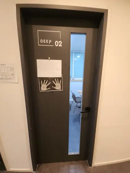 문틀 고정 — 문짝을 다시 단 강의실 문