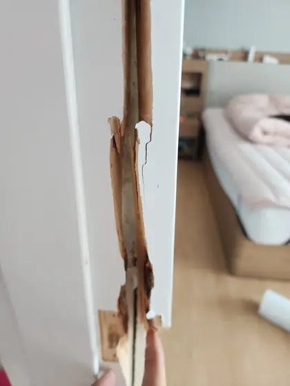 문틀 파손 보수 — 가까이 본 갈라진 부분