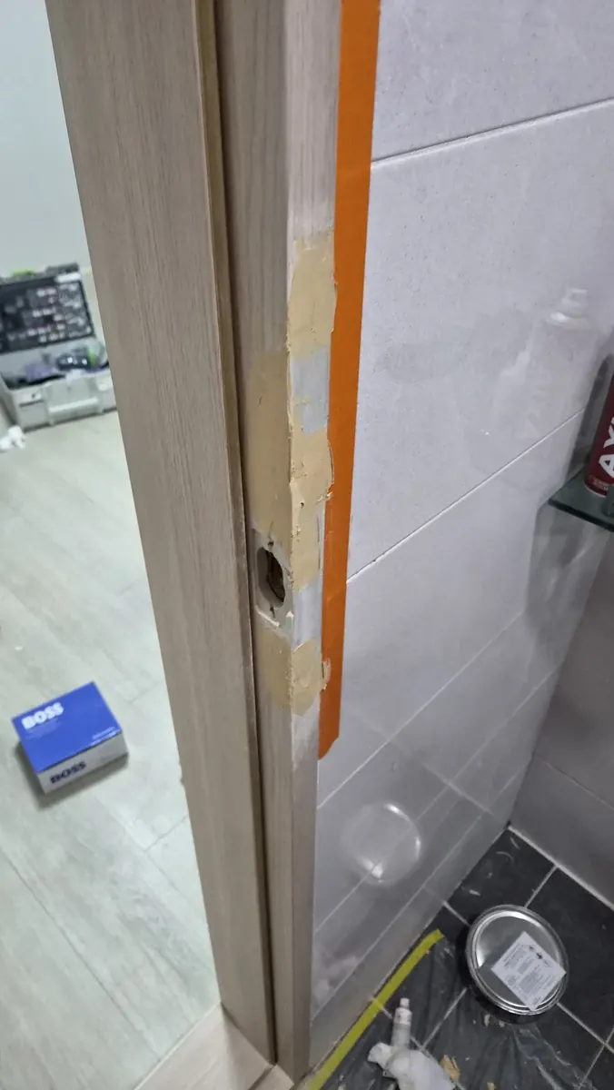 문틀 캐치박스 — 메움재를 넓게 바른 문틀