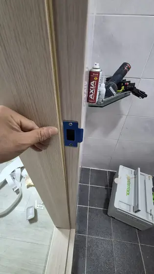 문틀 캐치박스 — 새 걸쇠 부품을 단 문틀
