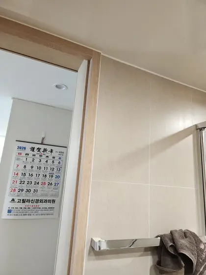 욕실 문틀 수리 — 나뭇결로 마감한 욕실 문틀
