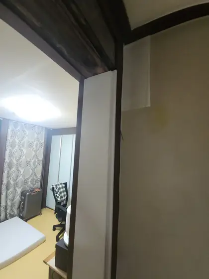 방문틀 필름 — 흰 바탕을 입힌 세로 면